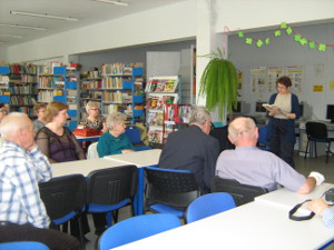 Członkowie Klubu Seniora "Magnolia" w bibliotece